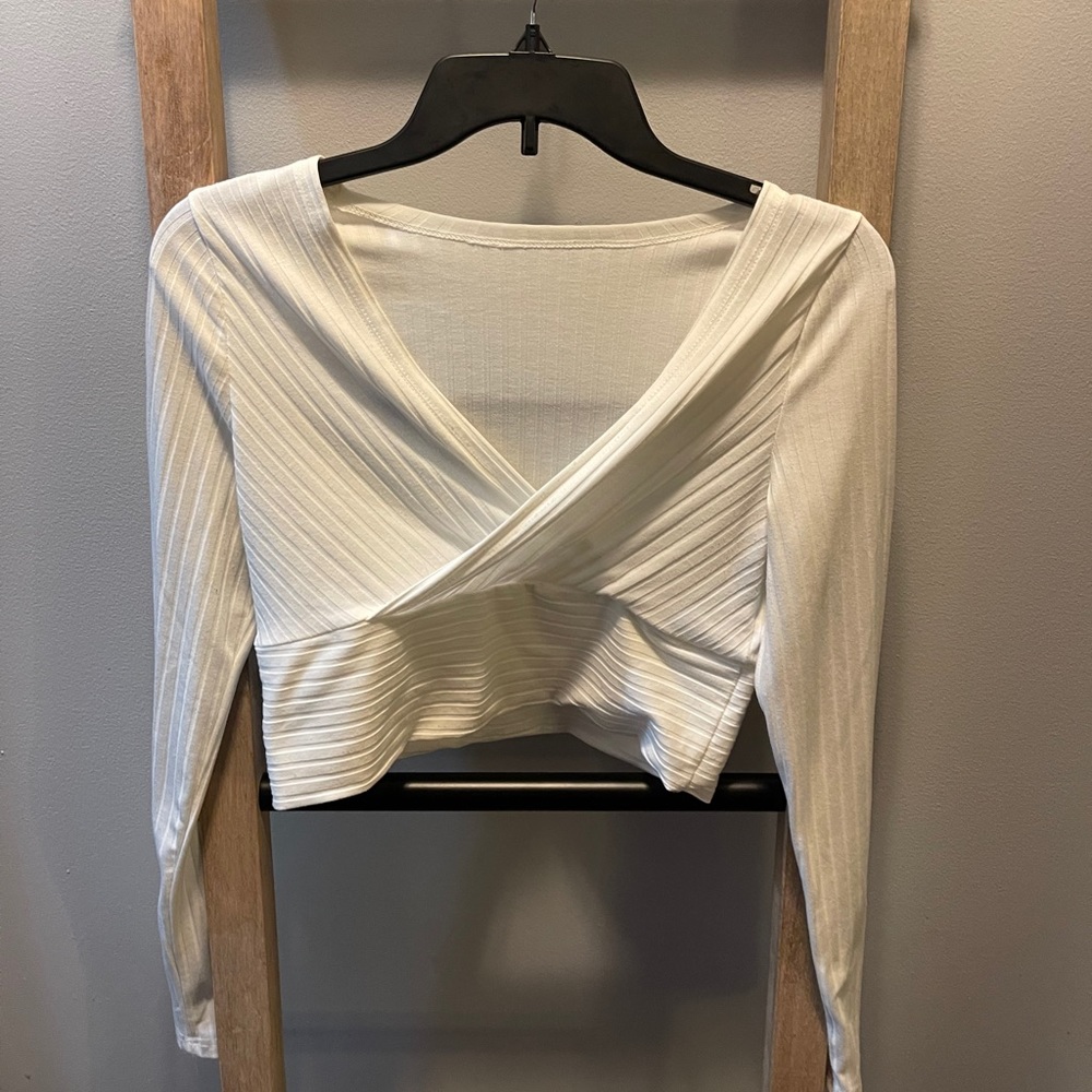 White long sleeve cropped Top. Size: Medium
